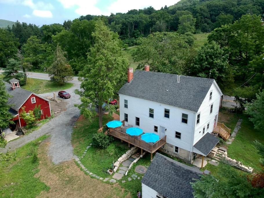 Craftsman Hideaway At The 1841 Farmhouse Chester Exterior photo